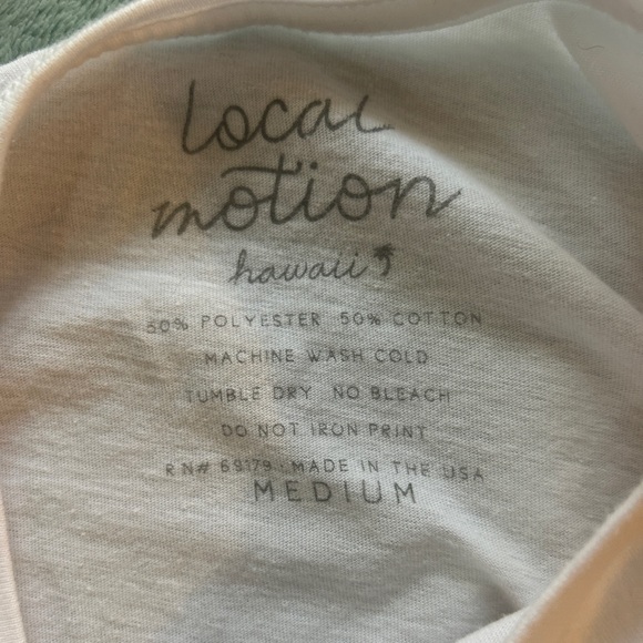 Local Motion T-Shirt with a beach scene; Size: M - Picture 3 of 4
